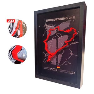 Può includere: Una mappa 3D incorniciata del circuito automobilistico Nürburgring 24H in Germania. La pista è evidenziata in rosso su uno sfondo scuro, con il testo "NURBURGRING 24H" in alto. Include dettagli sulla posizione e lunghezza della pista.