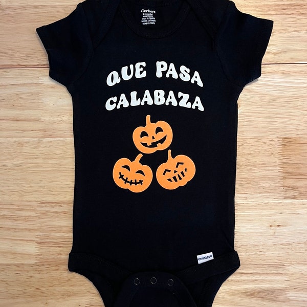 Que Pasa Calabaza Baby Bodysuit, Halloween Baby Shower Gift, Pregnancy Reveal, Primer Halloween, Bromas, Calabaza, Glow in the Dark, Fall Vi