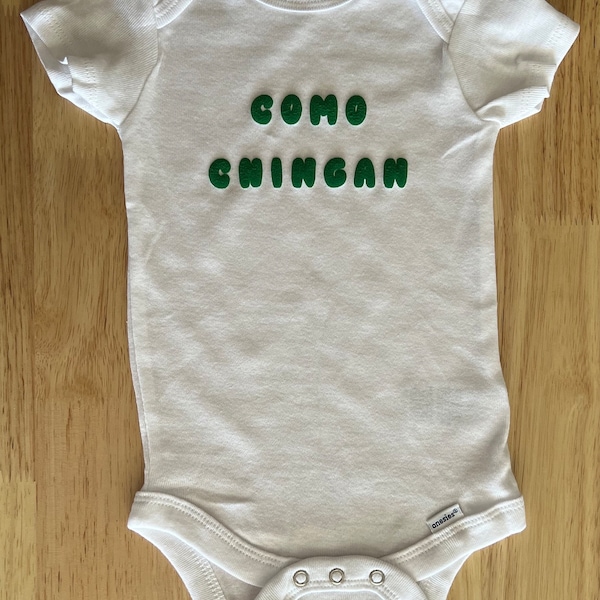 Como Chingan Baby Bodysuit, Baby Shower Gift, Pregnancy Reveal, Cosas Que Dicen Los Mexicanos, Orgullo Mexicano, Latinx, Mexican Things, Si!