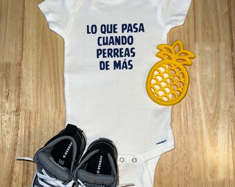 Lo Que Pasa Cuando Perreas De Mas Baby Bodysuit, El Perreo Sana, Puro Perreo, Funny Pregnancy Reveal, Bilingual, Latinx Heritage, Orgullo Me