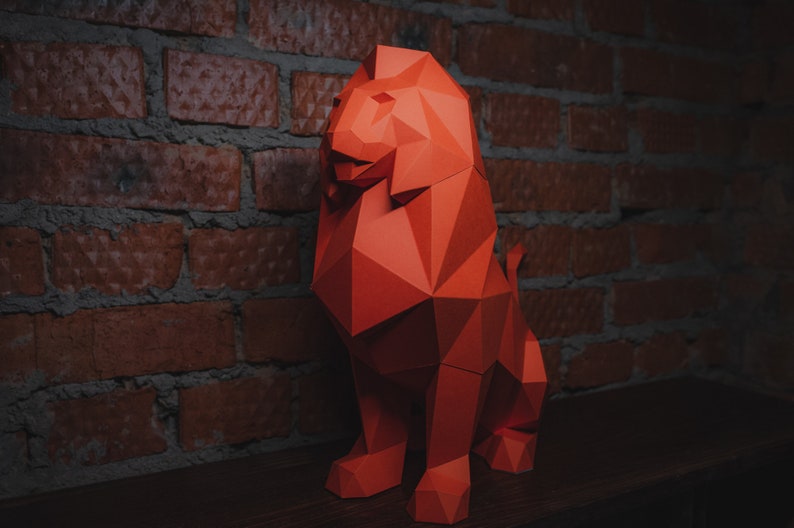 Papercraft 3D SENTADO LEÓN FIGURA pepakura Plantilla Pdf Bajo poligonal Escultura de papel Diy Decoración hogar loft oficina animal león amante regalo niños imagen 3