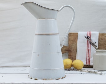 Großer Weiß & Gold Emaille Wasserkrug, Französischer Vintage Bauernhaus Rustikale Emailleware, emaillierte Broc, Vase, Pflanzenhalter Gießkanne