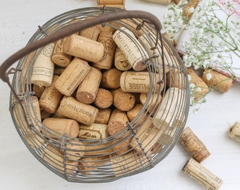 Cesta antigua francesa de alambre con corchos de vino vintage - Decoración rústica