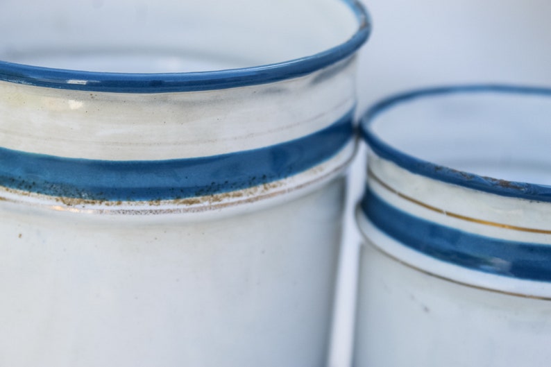 vintage Labeled Kitchen Canisters, St Gervais Blue & White Pots de cuisine émaillés Décor rustique Pot de farine, Poivrier, Pot de pâtes, Cafetière image 8