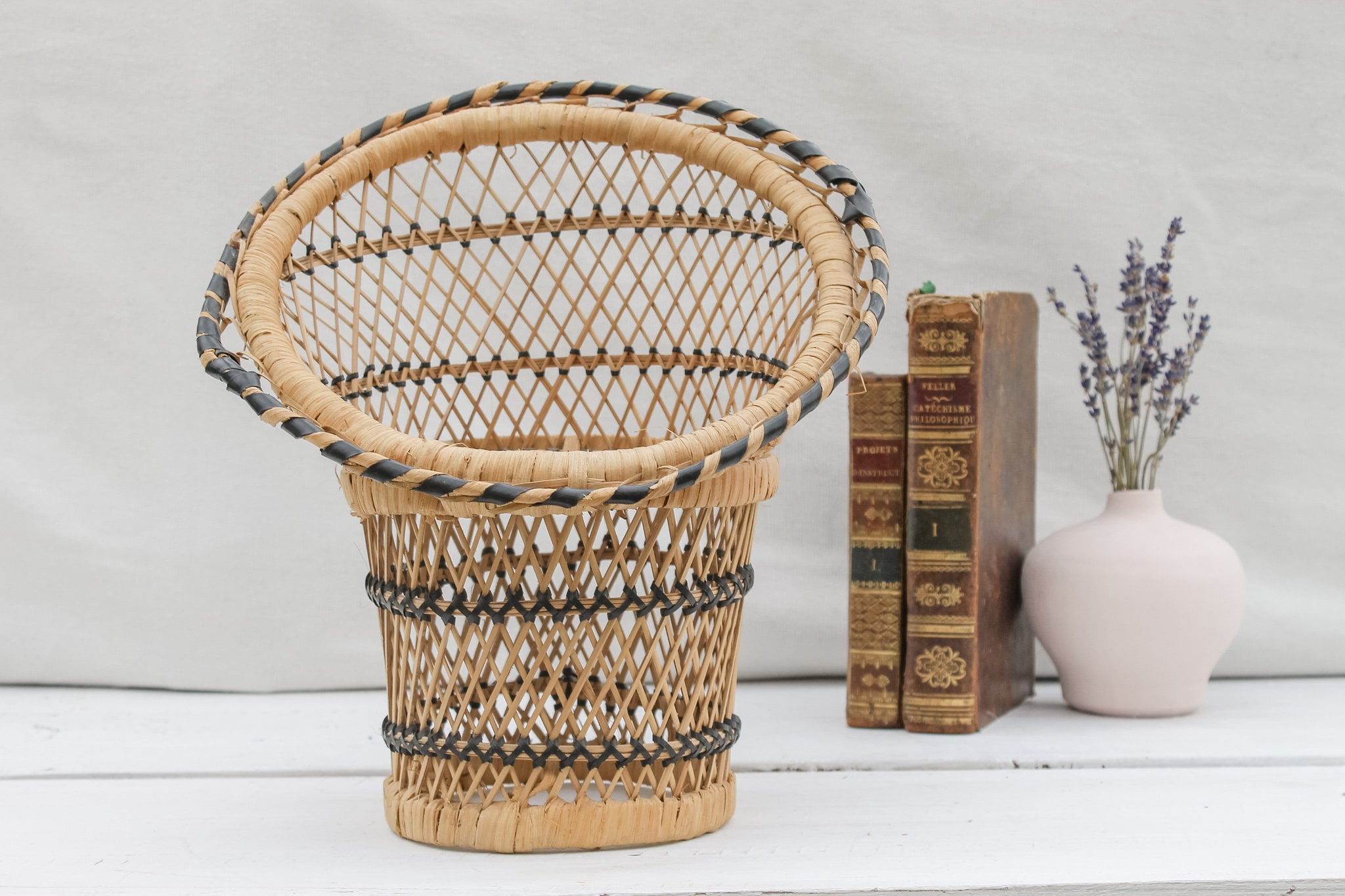 Französischer Vintage Miniatur Emmanuelle Weidenstuhl, Schlüsselanhänger, Home Deko Akzent Stück, rustikales Bauernhaus