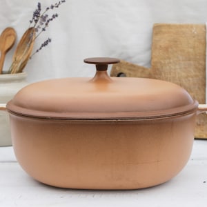 Grand millésime français Le Creuset « La Mama » Enzo Marie dégradé brun clair Four hollandais avec couvercle - plat de casserole en pot en fonte français vintage