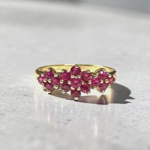 Fantastisk vintagering med 0,6 karat rubin i 9k guld