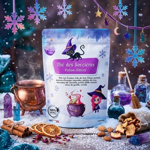 Puede incluir: Una bolsa de té Thé des Sorcières Potion d'Hiver con un gato negro y un personaje con sombrero de bruja. La etiqueta enumera ingredientes como té negro de Ceilán, manzana, cáscara de naranja, almendras, pétalos de rosa, canela, clavo y vainilla.
