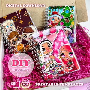 Könnte beinhalten: Drei spiralgebundene Notizbücher mit farbenfrohen Cartoon-Illustrationen. Ein Notizbuch hat ein braunes Monogramm-Muster, ein weiteres ein Feiertags-Thema und das dritte zeigt rosa Blumenmotive. Text beinhaltet DIGITAL DOWNLOAD und DIY PROJECT.