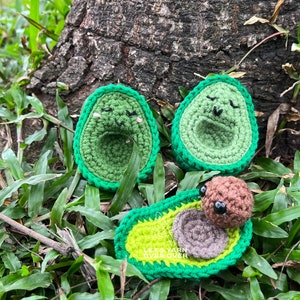Crochet Avocado Amigurumi and Applique | Avocado Applique for Hairclip, Brooch | Avocado and the Baby Seed Play Food