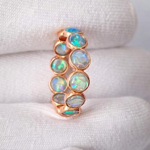 Op de afbeelding: Een set van drie keramische mokken met een gespikkelde, matte afwerking. De mokken zijn in crème, lichtgrijs en donkergrijs. Elke mok heeft een eenvoudig, minimalistisch ontwerp en een afgeronde handgreep.