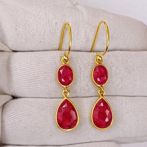 Pendientes colgantes minimalistas de rubí natural en forma de lágrima, plata de ley chapada en oro.