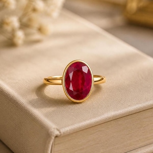 Naturlig oval rubinring, förgylld bezel-set, minimalistiska smycken i sterlingsilver