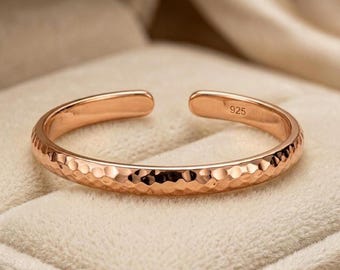Anillo para el dedo del pie de plata de ley martillada con baño de oro rosa, banda minimalista ajustable.