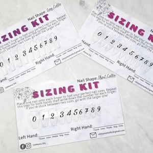 Może przedstawiać: Trzy białe karty z tekstem "Sizing Kit" i różowym tłem. Każda karta przedstawia inny kształt paznokcia: "Long Coffin", "Almond" i "Short Coffin". Karty mają przezroczyste plastikowe końcówki paznokci ponumerowane od 0 do 9 w celu określenia rozmiaru.