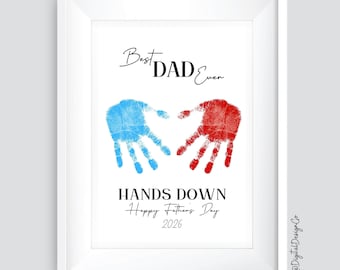 Könnte beinhalten: Weiß gerahmter Druck mit dem Text "Best DAD Ever" über blauen und roten Handabdrücken. Darunter steht "HANDS DOWN Happy Father's Day 2026".