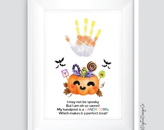Puede incluir: Una impresión enmarcada con temática de Halloween con una huella de mano en colores de caramelo de maíz sobre una calabaza sonriente llena de dulces. La impresión incluye el texto: "Puede que no sea espeluznante, ¡pero soy tan dulce!"