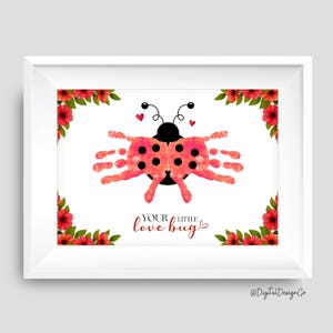 Op de afbeelding: Een afdrukbare kunstprint met een rode lieveheersbeestje gemaakt met handafdrukken. Het lieveheersbeestje is omringd door rode bloemen en de tekst "Your little love bug" staat onder het lieveheersbeestje.