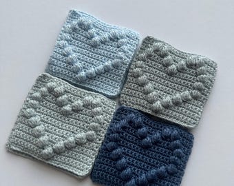 Cuadrado de ganchillo en forma de corazón con temática azul/gris para fortalecer el vínculo con el bebé – Recuerdo para bebé de la UCIN / Regalo para bebé prematuro / Regalo artesanal para el bienestar del bebé – Juego de 2