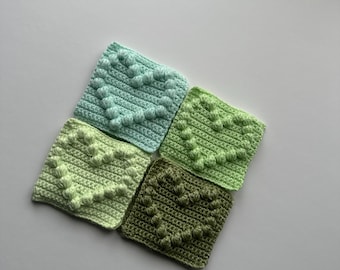 Cuadrado de unión en forma de corazón de crochet con temática verde: recuerdo para bebé de la UCIN, regalo para bebé prematuro y un objeto reconfortante hecho a mano. Juego de 2.