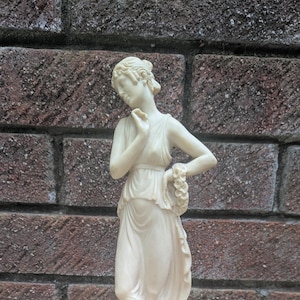 Figurine de sculpteur classique italienne des années 1960 par Siciliani pour Libucci - Dame néoclassique avec fleurs, résine sur socle en marbre