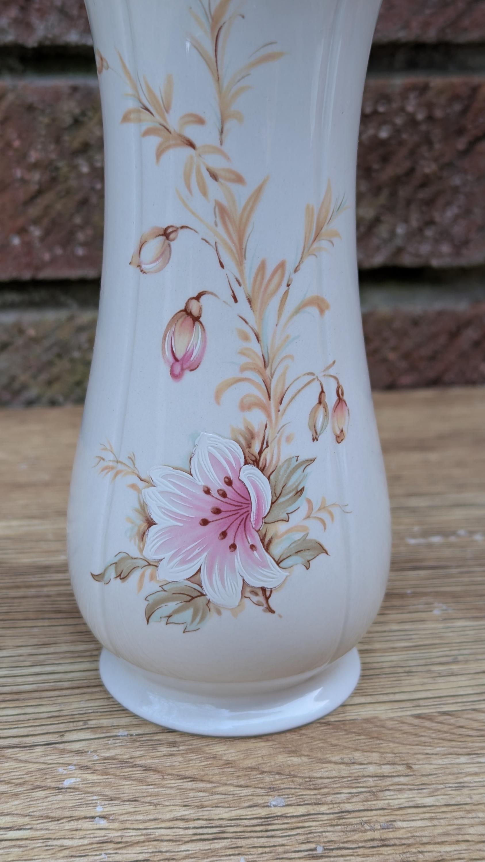 イギリス1930’s antique vintage flower vase 1984 Royal Winton “tulip Harvest Lily” Vase – Staffordshire Floral