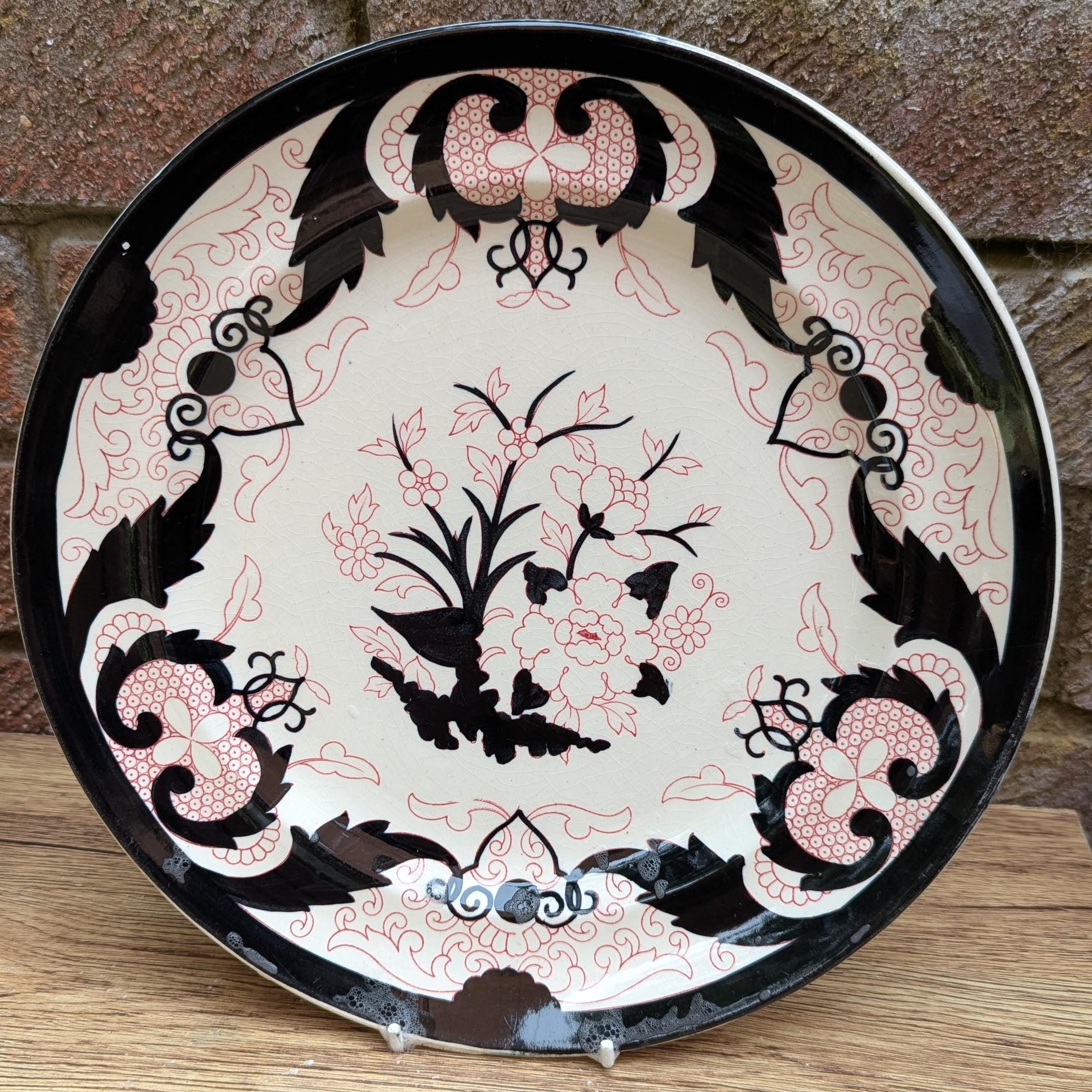 アンティーク ウェッジウッド プレート – 赤と黒の花柄モチーフ – 1880