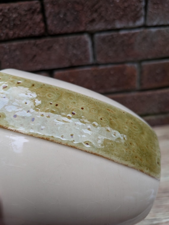 溶岩ポットを思わせる濃い緑色の釉薬の縞模様を持つ、驚くほど珍しい穴