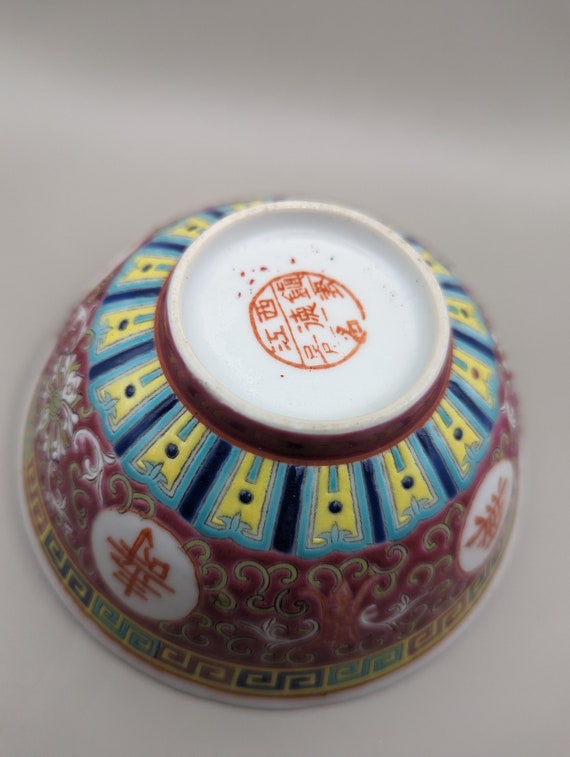 Wunderschöne rot glasierte chinesische Porzellanschale mit chinesischen Schriftzeichen