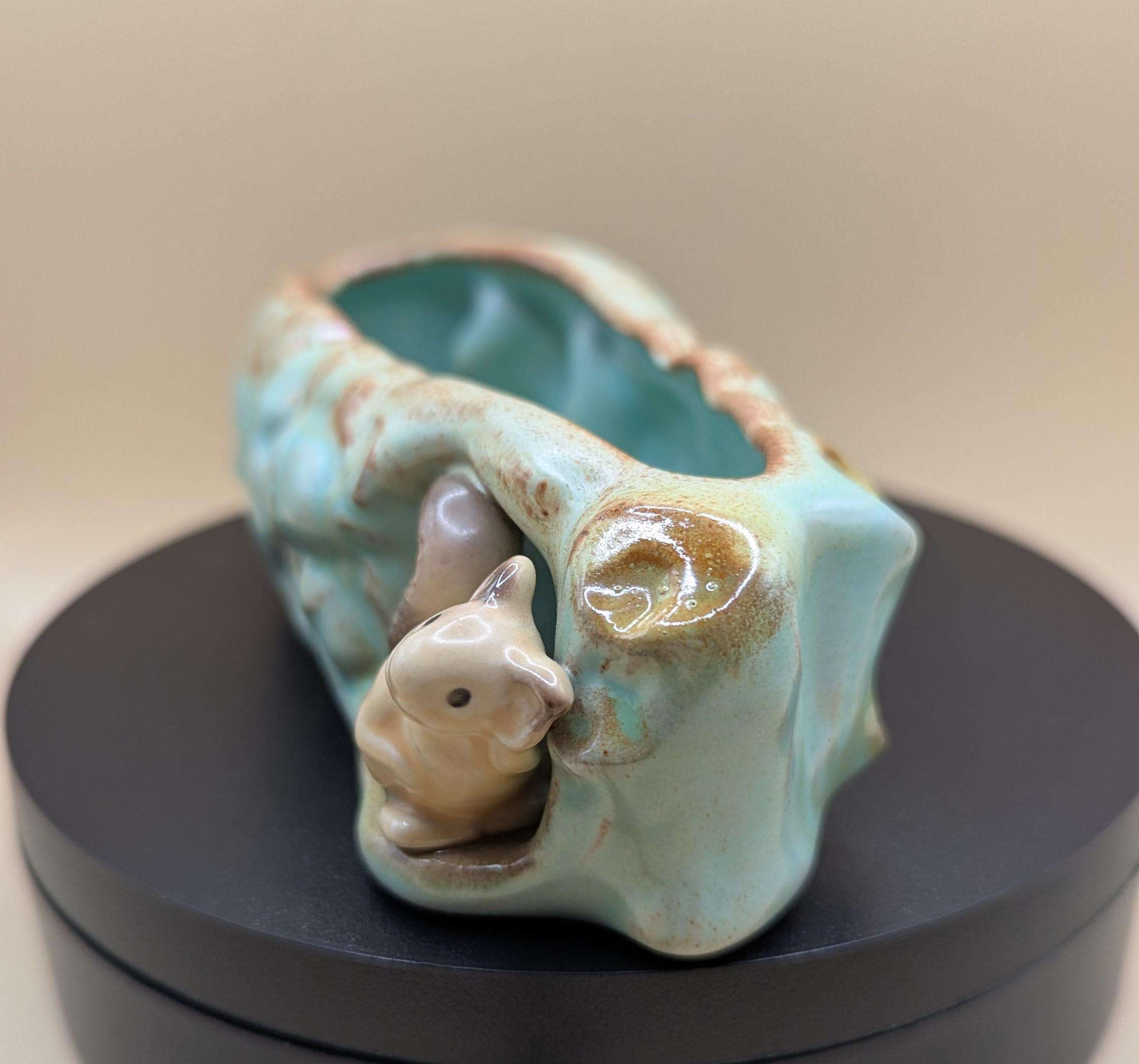 シルバック リスの花瓶 No. 4226 – アクアグリーンの釉薬とクリーム色