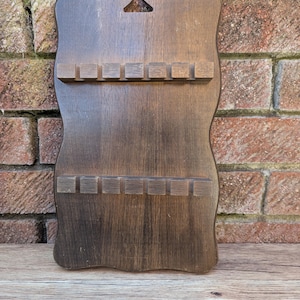 ヴィンテージの木製吊り下げ式スプーンラック。標準サイズのスプーンまたはフォークを最大12本まで収納できます。背面に吊り下げ用の三角形が2つ付いています。