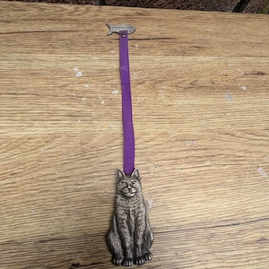 Pappershus ca 2000-talet Purrfect husdjur metall kattbokmärke lila band kattälskare present