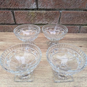 Vier Vintage Glas Dessertschalen auf kleinem Stiel und quadratischem Fuß, Art Deco Styling