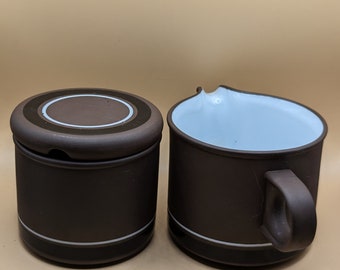 Jarra para leche o jarrita para leche y azucarero con tapa CONTRAST de Hornsea Pottery, 1977. Vitrina Lancaster.
