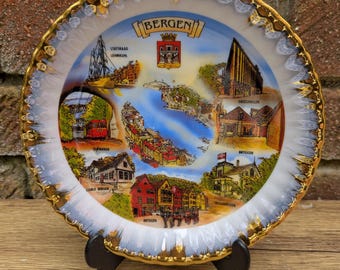 Assiette murale souvenir de Bergen, Norvège des années 1970 par Nord-Suvenir Co, porcelaine verdale, bordure dorée, objet de collection scandinave pour voyage