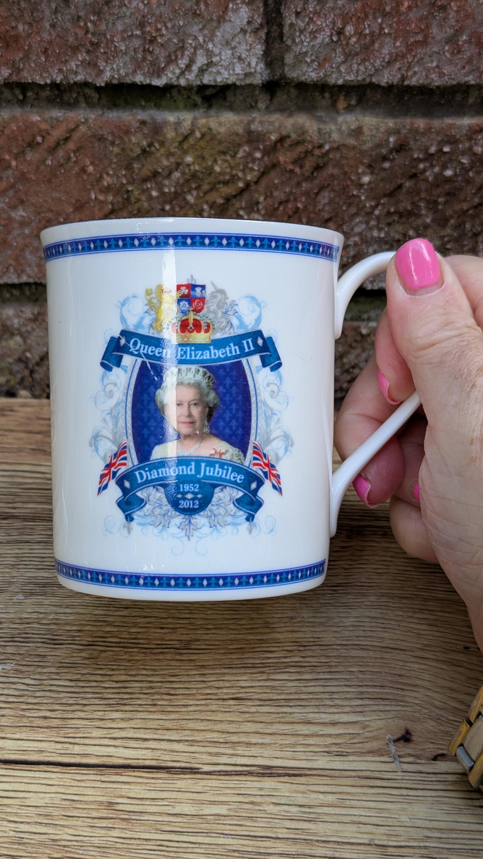 DUNOON クイーン•エリザベス 2世 ダイヤモンド•ジュビリー記念 Queen Elizabeth II Diamond Jubilee Mug – Hingtons Fine Bone China