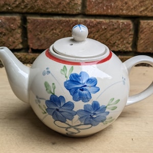 Resistente e ousado, um lindo bule de chá vintage básico com estampa floral de 2 litros, pronto para lhe servir uma xícara de chá perfeita por muitos anos.