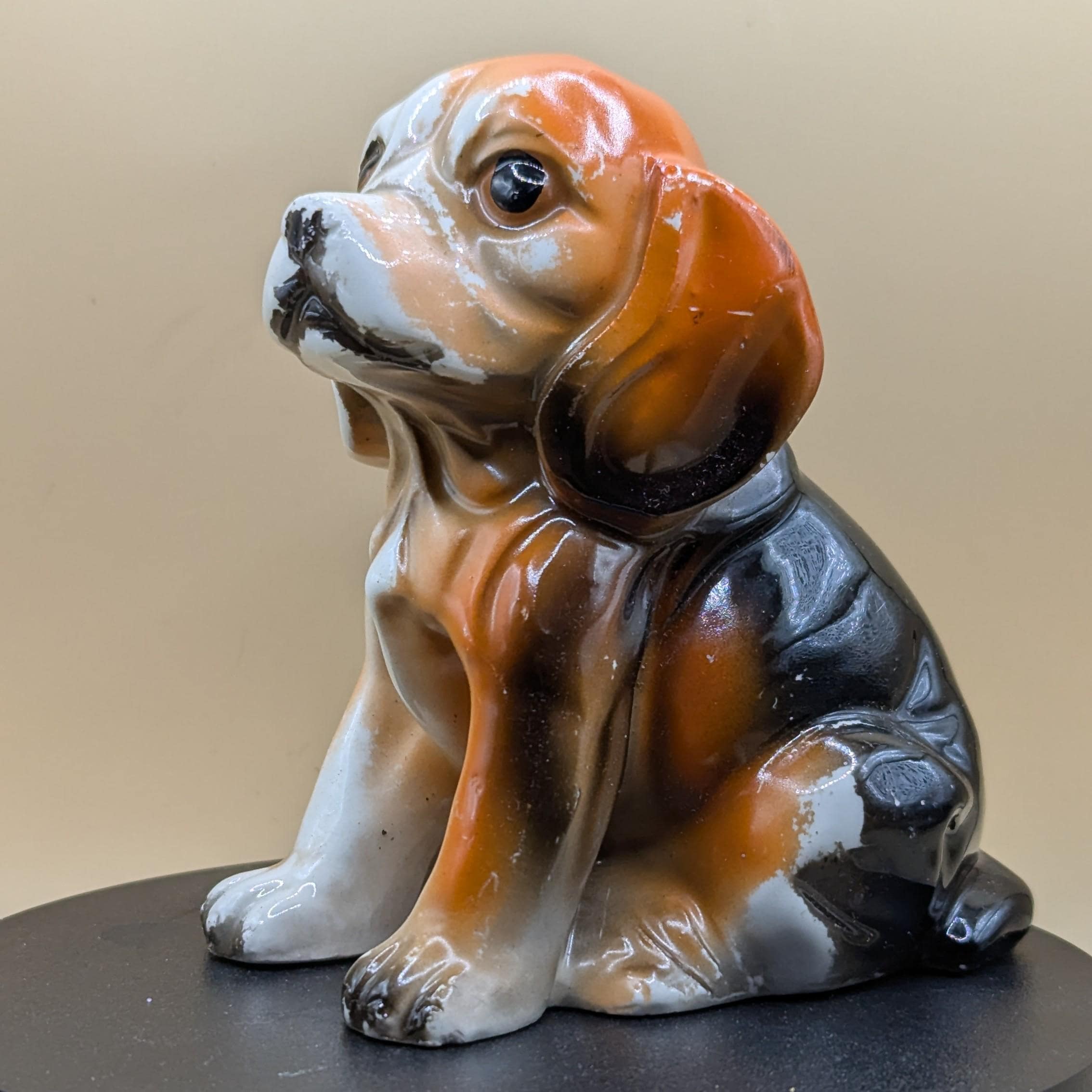 1950年代のヴィンテージ日本製陶器製ビーグル犬の置物 - 手描き陶器の