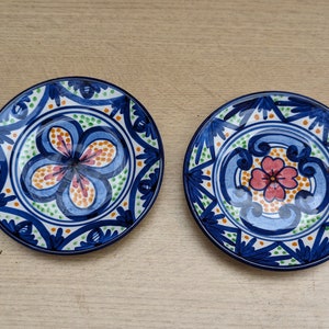 2 つの小さな Hnos Martinez Pintado A Mano スペイン花瓶 Espana 陶器 ホワイト ブルー レッド 花柄 釉薬 装飾 カントリー ファームハウス デコレーション