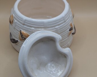 花と蜂が描かれた、ヴィンテージでキュートな陶器のハニーポット