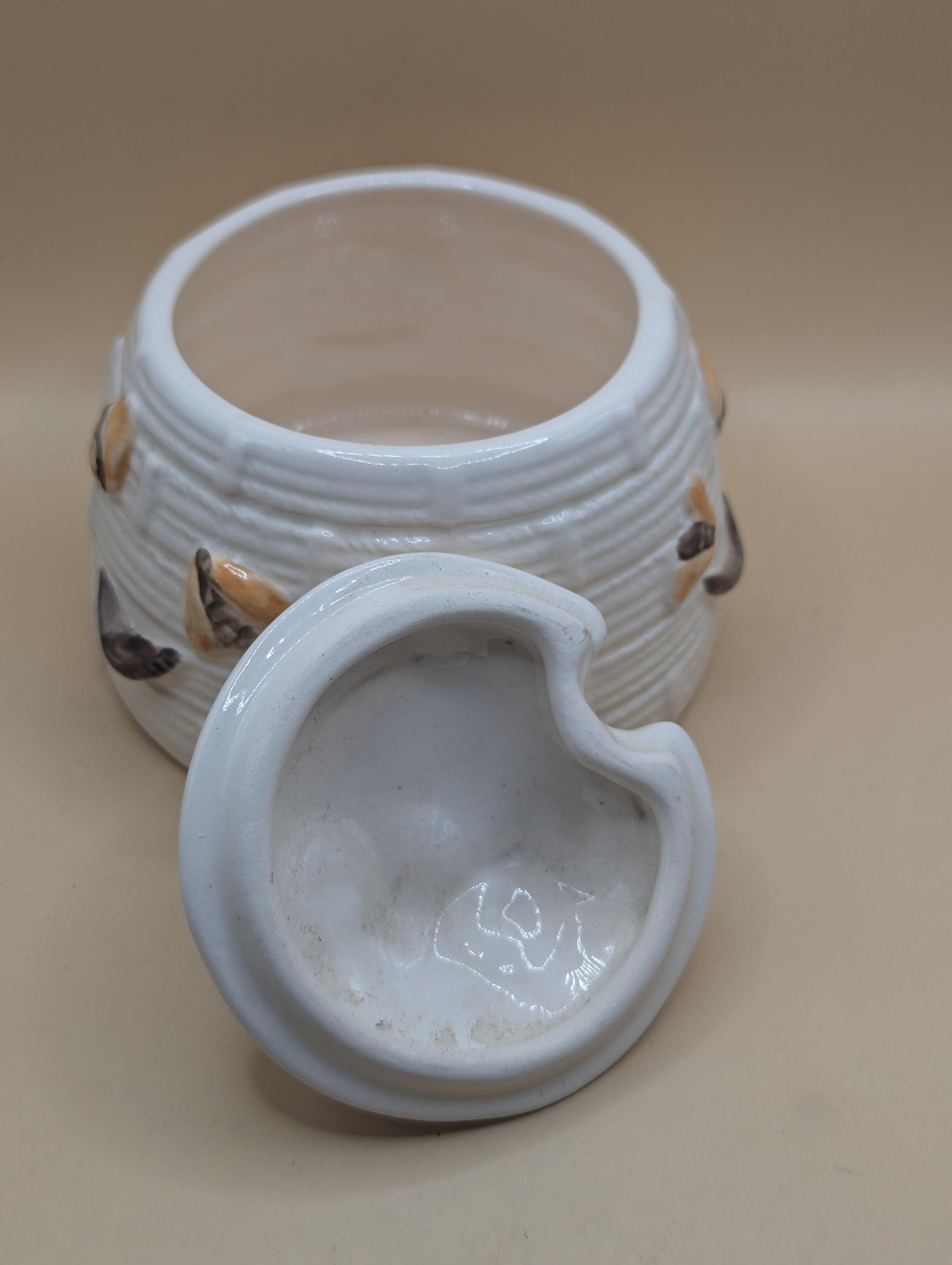 花と蜂が描かれた、ヴィンテージでキュートな陶器のハニーポット