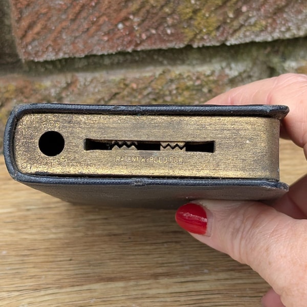 Salvadanaio vintage Westminster Bank del 1950 con chiusura a chiave, in similpelle nera.