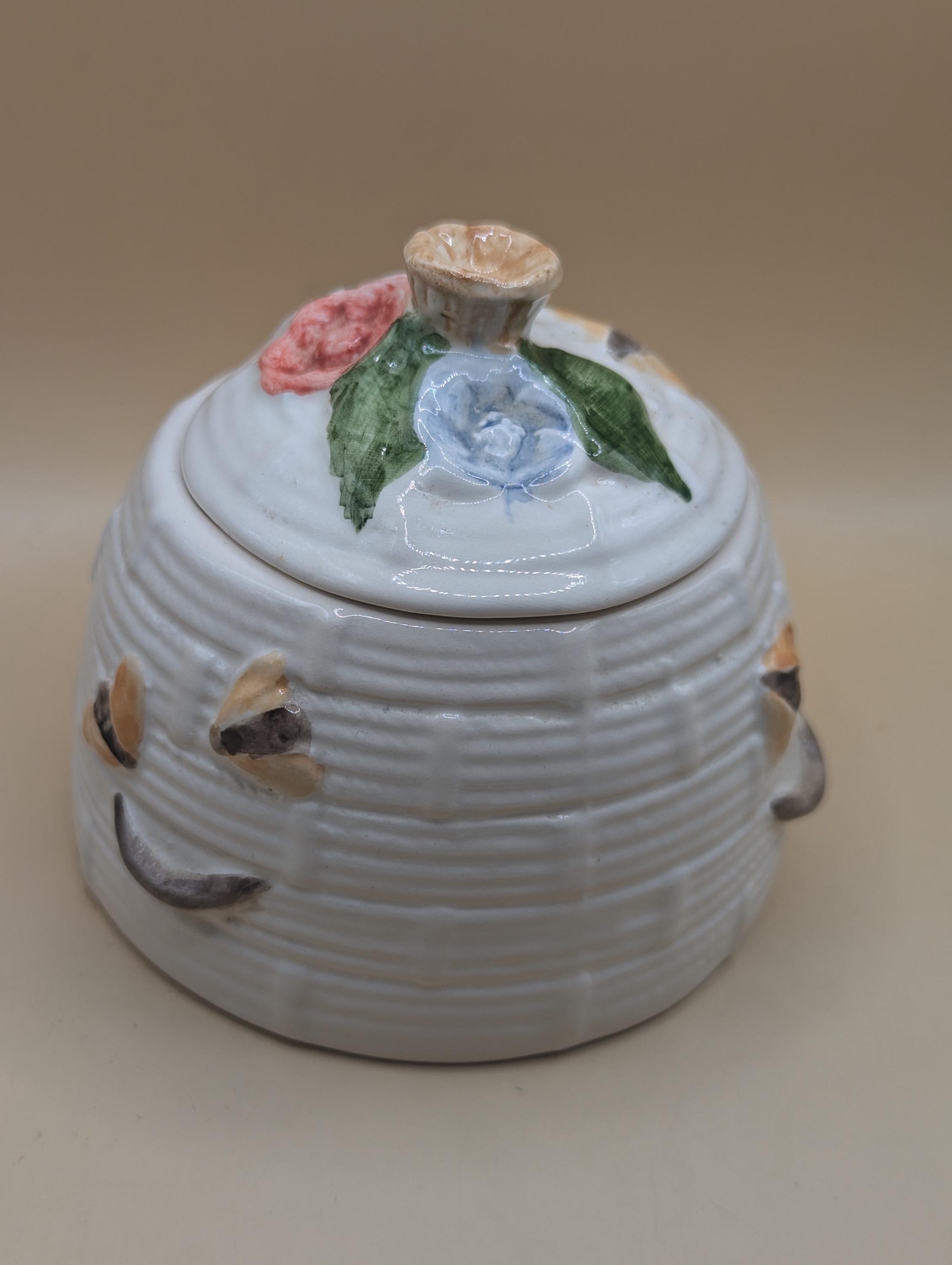 花と蜂が描かれた、ヴィンテージでキュートな陶器のハニーポット