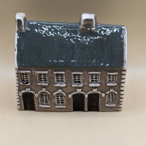 Mudlen End Studios "Two Up Two Down" nr. 22 Cottage House.  In mooie staat zonder schade of reparaties. Afmetingen: 3" x 3,25" lang