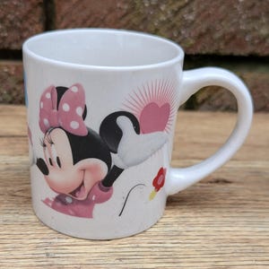 Puede incluir: Un juego de tres tazas de cer&aacute;mica con un acabado mate moteado en tonos crema, gris y negro. Cada taza tiene una forma redondeada y un dise&ntilde;o simple y moderno.