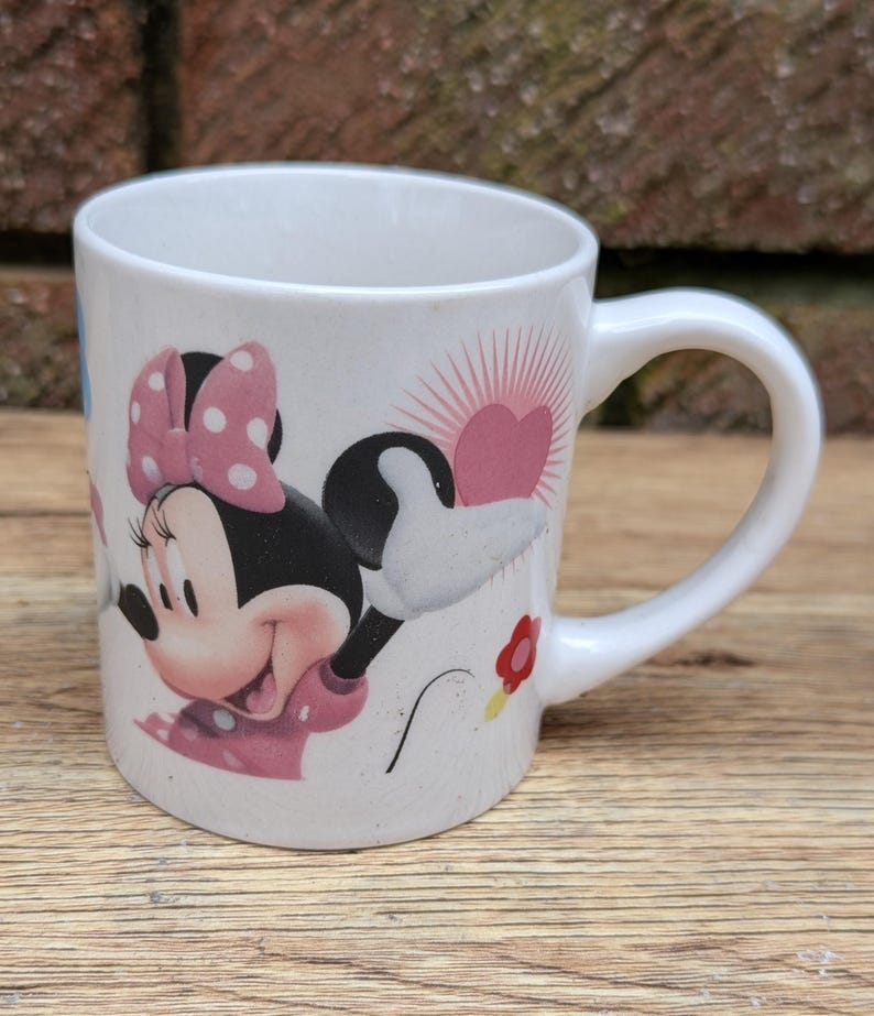 Puede incluir: Un juego de tres tazas de cer&aacute;mica con un acabado mate moteado en tonos crema, gris y negro. Cada taza tiene una forma redondeada y un dise&ntilde;o simple y moderno.