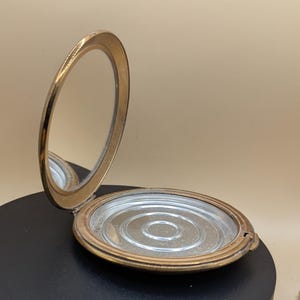 Vintage 1930s–1950s Guilloché Gold-Tone Powder Compact with Mirror – Engine-Turned Art Deco Cosmetic Case