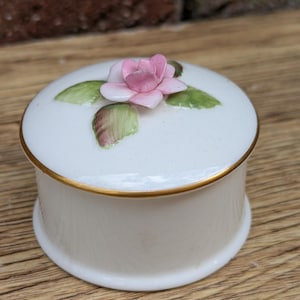 Caja de baratijas con tapa de porcelana fina Coalport para St Michael Fondant Rose, década de 1980, Inglaterra