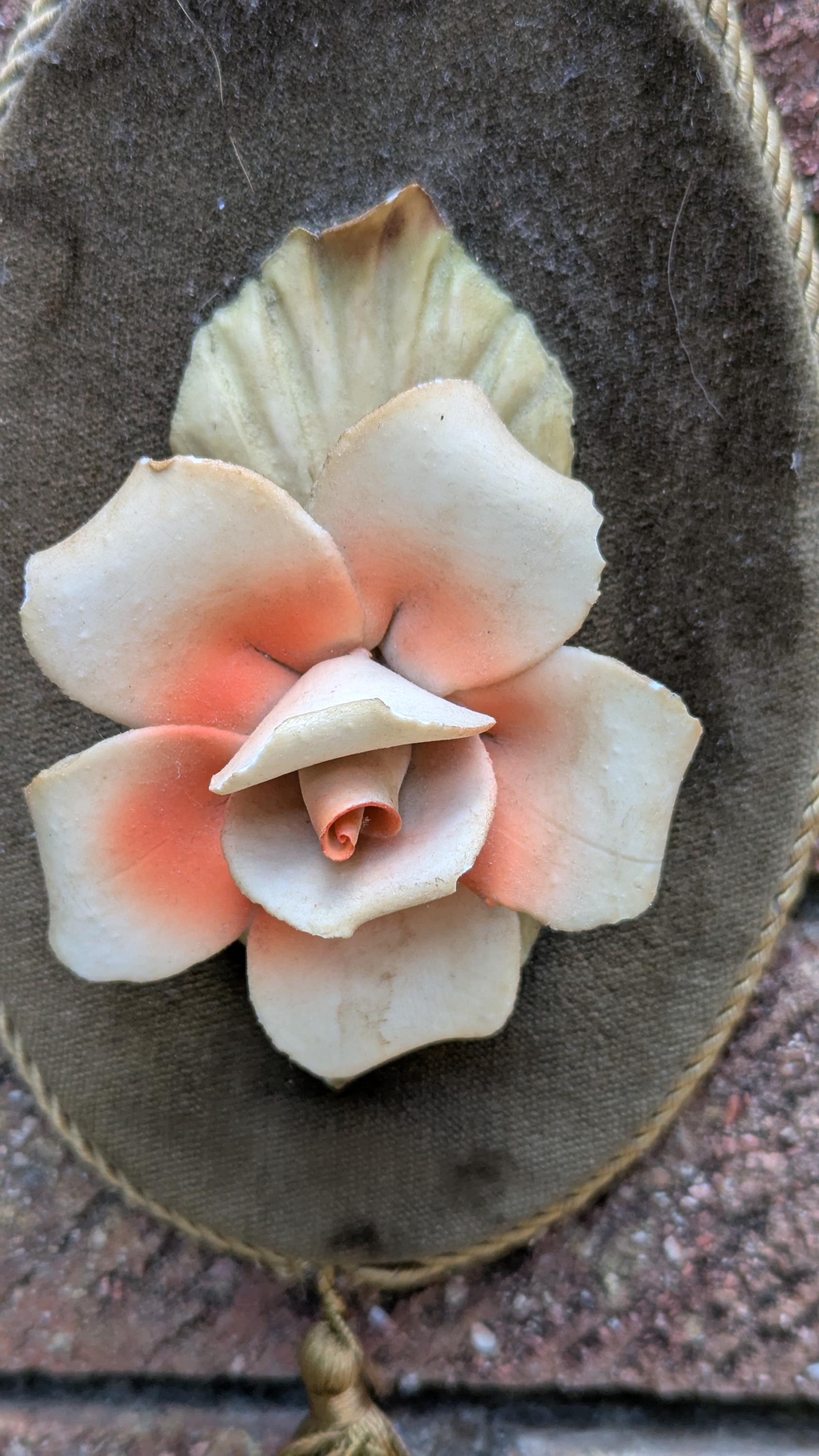 Capodimonte イタリア製　白薔薇　額入り　壁掛け　ドイツ購入品 Vintage 1960s Italian Capodimonte Style Porcelain Rose Wall Plaque