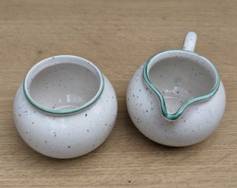 花と蜂が描かれた、ヴィンテージでキュートな陶器のハニーポット